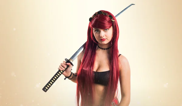 Menina ruiva nova com katana — Fotografia de Stock