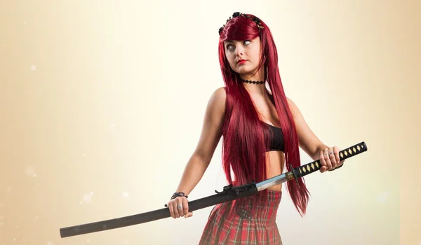 Giovane rossa ragazza con katana — Foto Stock