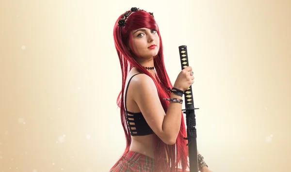 Giovane rossa ragazza con katana — Foto Stock