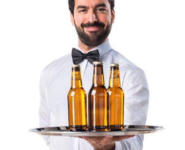 Garson tepsiye bira şişeleri ile