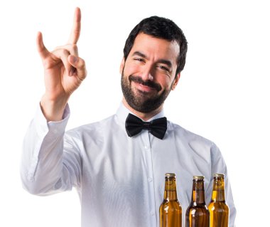 Garson bira şişeleri boynuz jest yapma tepsi ile