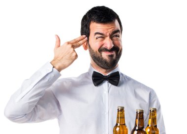 Garson bira şişeleri intihar jest yapma tepsi ile