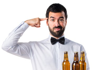 Garson bira şişeleri deli jest yapma tepsi ile