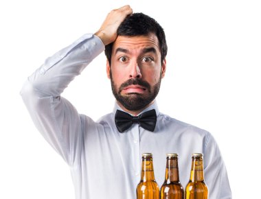 bira şişe tepsi ile sinirli garson 