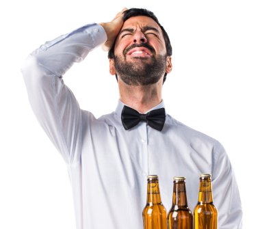 bira şişe tepsi ile sinirli garson 