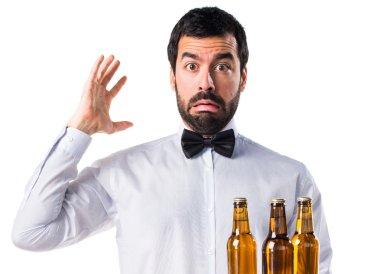 bira şişe tepsi ile sinirli garson 