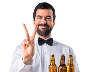 Bira şişe iki sayım tepsi ile garson