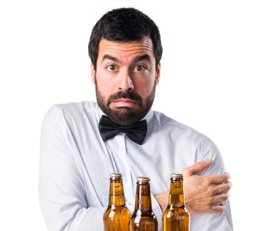 Garson tepsi donma noktasının üzerinde bira şişeleri ile