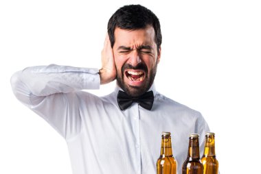 Garson bira şişeleri kulakları kapsayan tepsi ile