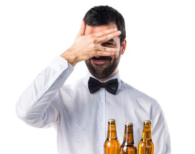 Garson bira şişeleri yüzünü kaplayan tepsi ile