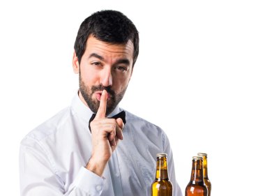 Garson bira şişeleri sessizlik jest yapma tepsi ile