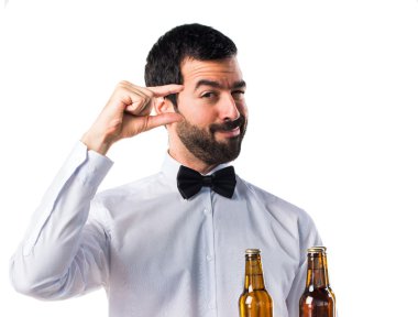 Bira şişe küçük işareti yapıyor tepsi ile garson