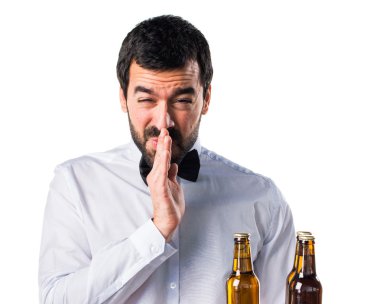 Garson tepsi yalvaran bira şişe ile