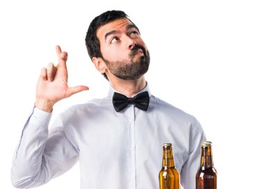 Garson parmaklarıyla geçiş tepsisindeki bira şişeleri ile