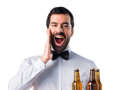 Garson bira şişeleri sürpriz jest yapıyor tepsi ile