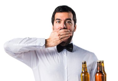 Garson bira şişeleri sürpriz jest yapıyor tepsi ile