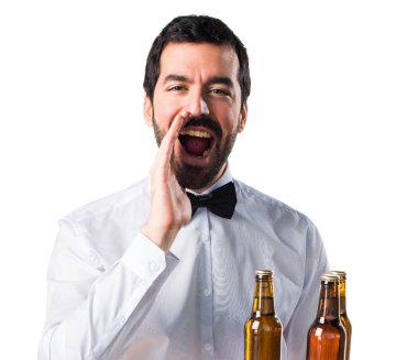 Garson tepsi bağırarak bira şişe ile