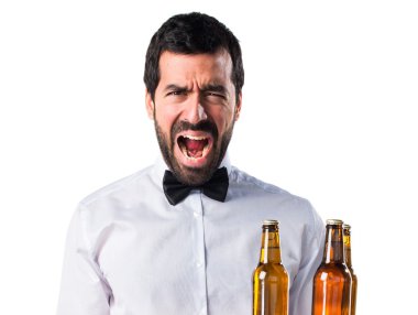 Garson tepsi bağırarak bira şişe ile