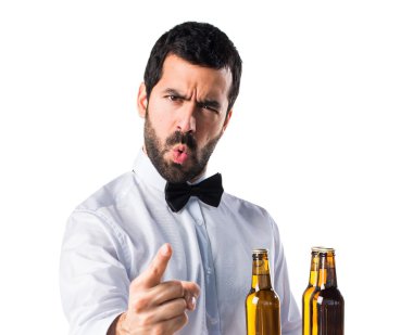 Garson tepsi bağırarak bira şişe ile