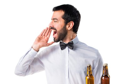 Garson tepsi bağırarak bira şişe ile