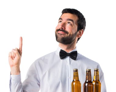 Garson bira şişeleri yukarıyı tepsi ile