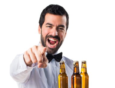 Garson bira şişeleri önüne işaret tepsi ile