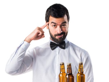 Garson tepsi düşünme üzerine bira şişeleri ile