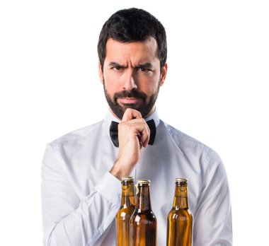 Garson tepsi düşünme üzerine bira şişeleri ile