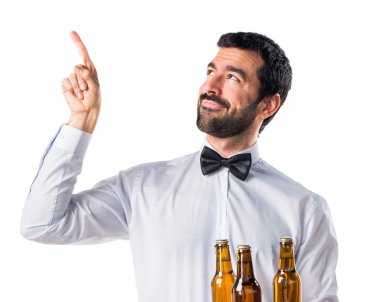 Garson tepsi düşünme üzerine bira şişeleri ile