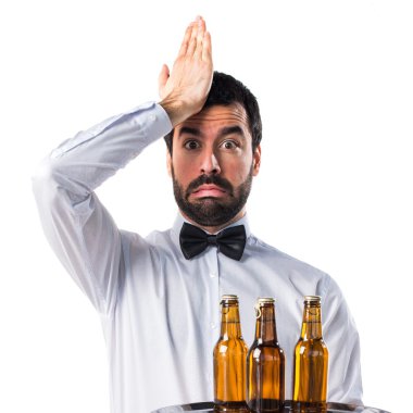 Garson bira şişeleri şüpheleri tepsi ile