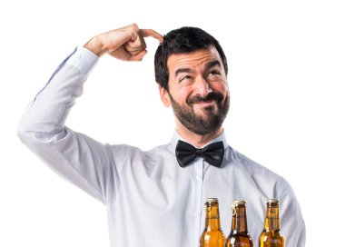 Garson bira şişeleri şüpheleri tepsi ile