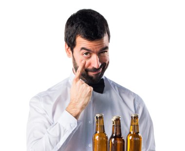 Bira şişe bir şey gösterilen tepsi ile garson