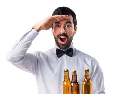 Bira şişe bir şey gösterilen tepsi ile garson