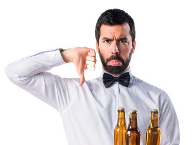 Bira şişe kötü sinyal yapıyor tepsi ile garson