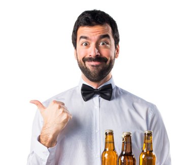 Garson bira şişeleri başparmak ile tepsi ile