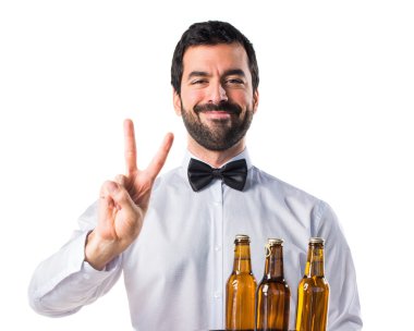 Garson bira şişeleri zafer jest yapıyor tepsi ile