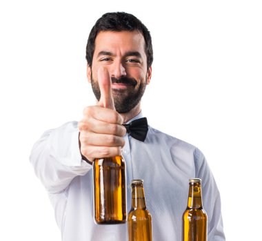 Garson tepsiye bira şişeleri ile 