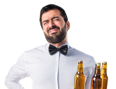 Garson bira şişeleri sırt ağrısı ile tepsi ile