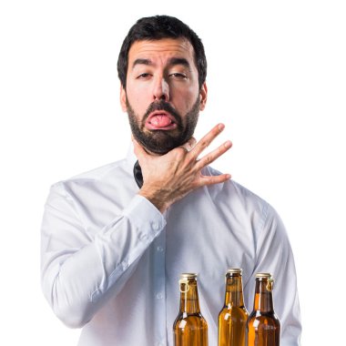 Garson kendisi boğulma tepsi üzerinde bira şişeleri ile