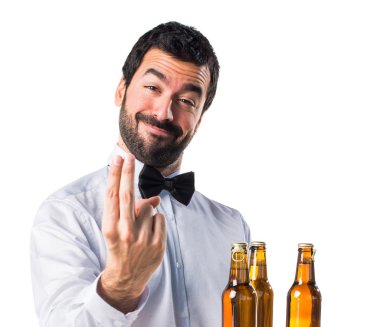 Garson bira şişeleri üzerinde tepsi önümüzdeki jest ile