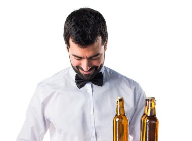 Bira şişe aşağı bakıyor tepsi ile garson