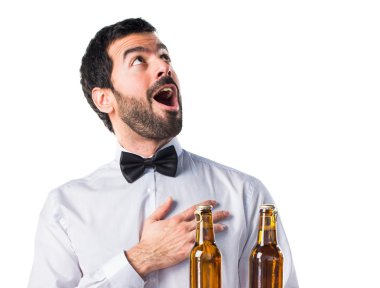 Aşk içinde belgili tanımlık tepsi üzerinde bira şişeleri ile garson