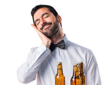 Bira şişe uyku jest yapıyor tepsi ile garson