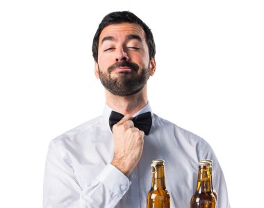 Garson tepsiye bira şişeleri ile 