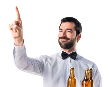 Garson bira şişeleri üzerinde şeffaf scr dokunmadan tepsi ile