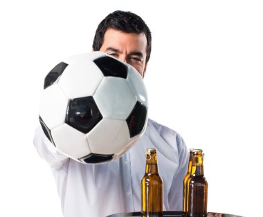 Bira şişe bir futbol topu elinde tepsi ile garson