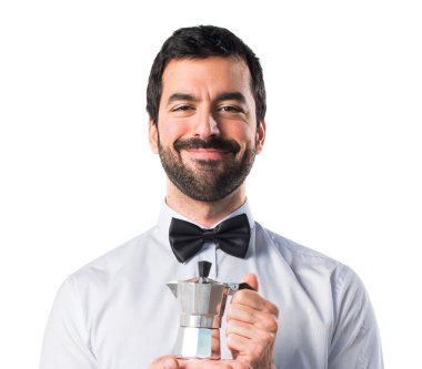 Bira şişe bir cezve elinde tepsi ile garson