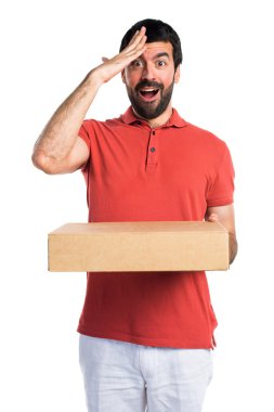 Yakışıklı adam holding kutuları