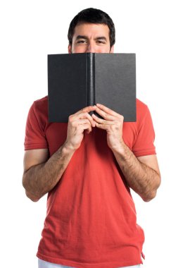 yakışıklı adam kitap okumak