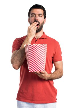 Yakışıklı adam yeme popcorns